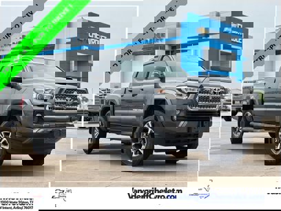 Used 2017 Toyota Tacoma TRD Sport w/ Tow Package (A/T)