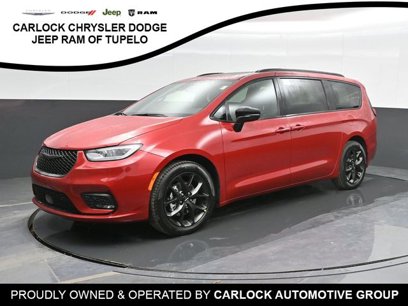 New 2025 Chrysler Pacifica Limited w/ Uconnect Theater Family Group