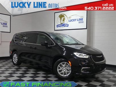 Used 2025 Chrysler Pacifica Select