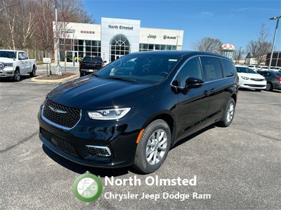 New 2025 Chrysler Pacifica Select w/ Uconnect Theater Family Group