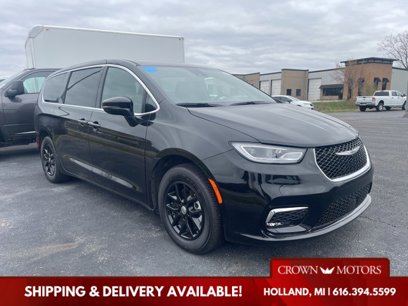 New 2025 Chrysler Pacifica Select