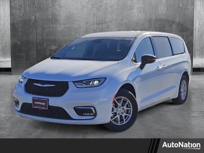New 2025 Chrysler Pacifica Select