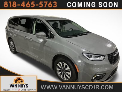 Used 2022 Chrysler Pacifica Touring-L w/ Uconnect Theater Family Group