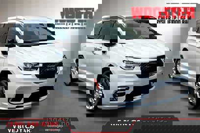 New 2025 Chrysler Pacifica Select