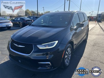 Used 2022 Chrysler Pacifica Touring-L w/ Uconnect Theater Family Group