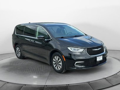 Used 2024 Chrysler Pacifica Select