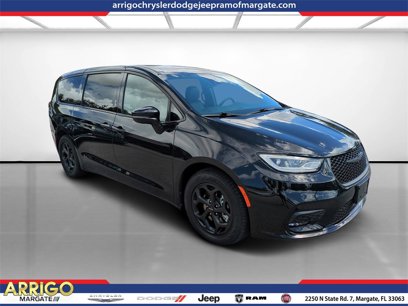 Used 2022 Chrysler Pacifica Limited w/ Uconnect Theater Family Group