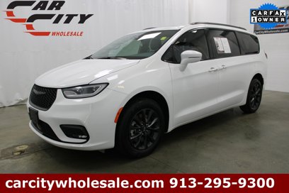 Used 2021 Chrysler Pacifica Limited w/ Uconnect Theater Family Group