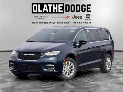 New 2025 Chrysler Pacifica Select w/ Uconnect Theater Family Group