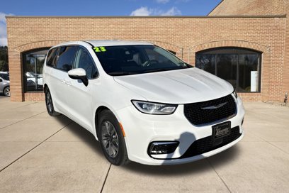 Used 2023 Chrysler Pacifica Touring-L