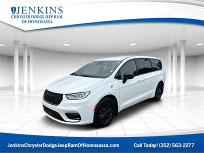 Used 2024 Chrysler Pacifica Select w/ Uconnect Theater Family Group
