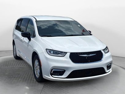New 2025 Chrysler Pacifica Select