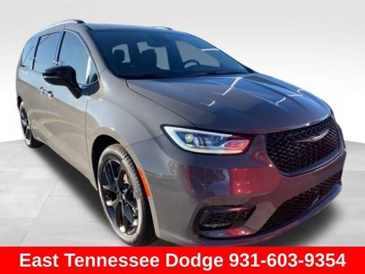 New 2025 Chrysler Pacifica Limited w/ Uconnect Theater Family Group