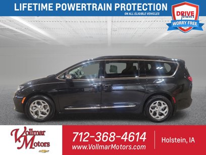 Used 2023 Chrysler Pacifica Limited w/ Uconnect Theater Family Group