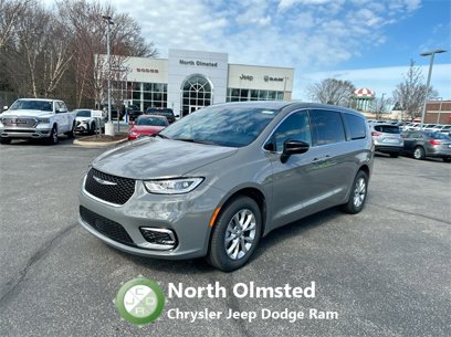 New 2025 Chrysler Pacifica Select