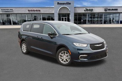 New 2025 Chrysler Pacifica Select