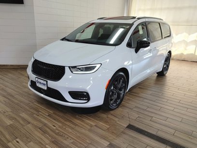 New 2024 Chrysler Pacifica Limited w/ S Appearance Package
