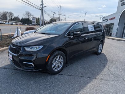 New 2025 Chrysler Pacifica Select