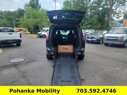 Used 2025 Chrysler Pacifica Select