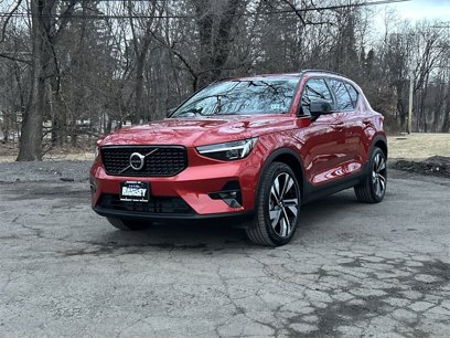 New 2025 Volvo XC40 B5 Plus w/ Climate Package