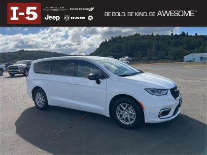 New 2025 Chrysler Pacifica Select w/ Uconnect Theater Family Group