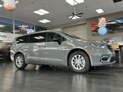 New 2025 Chrysler Pacifica Select