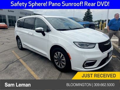 Used 2023 Chrysler Pacifica Limited w/ Uconnect Theater Family Group