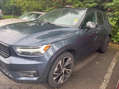 Certified 2022 Volvo XC40 T5 R-Design w/ Advanced Package