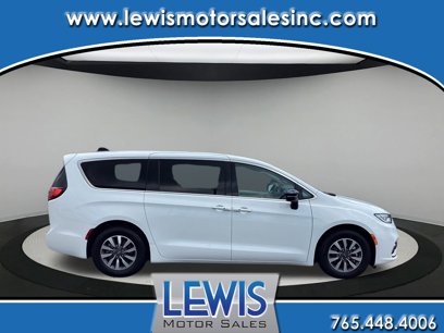Used 2024 Chrysler Pacifica Select w/ Uconnect Theater Family Group