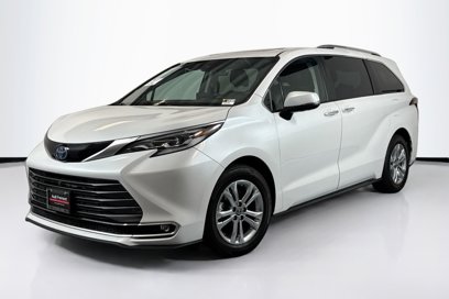 Used 2023 Toyota Sienna Platinum