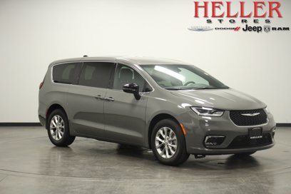 New 2025 Chrysler Pacifica Select