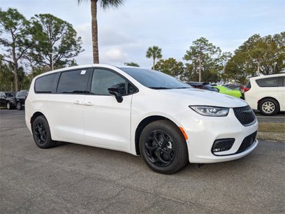 New 2024 Chrysler Pacifica Select w/ Uconnect Theater Family Group