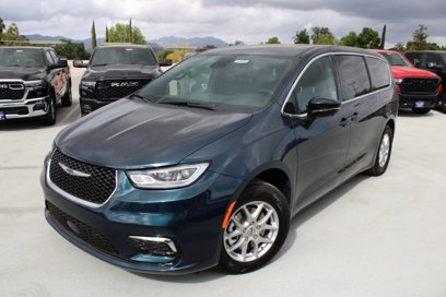 New 2025 Chrysler Pacifica Select