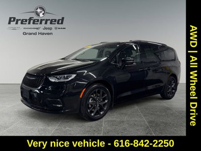 Used 2022 Chrysler Pacifica Limited w/ S Appearance Package