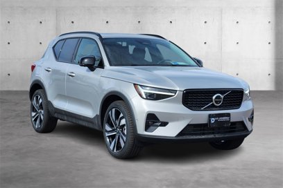 New 2025 Volvo XC40 B5 Ultra w/ Climate Package