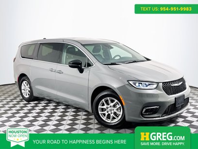 Used 2025 Chrysler Pacifica Select