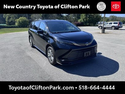 Used 2022 Toyota Sienna XLE Woodland Edition