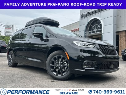 New 2025 Chrysler Pacifica Select