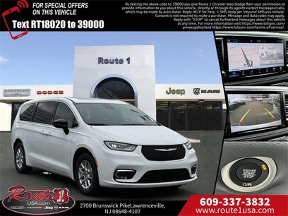New 2025 Chrysler Pacifica Select w/ Uconnect Theater Family Group