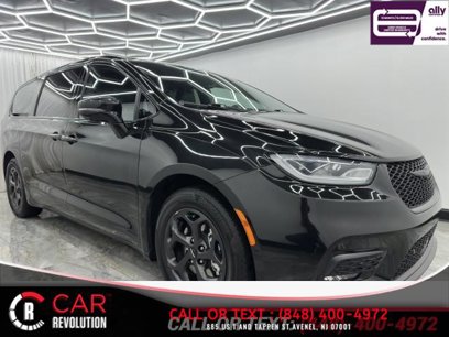 Used 2022 Chrysler Pacifica Limited w/ Uconnect Theater Family Group
