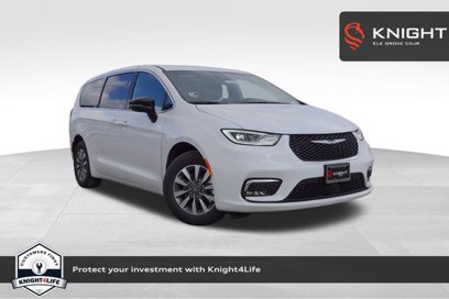 New 2025 Chrysler Pacifica Select w/ Uconnect Theater Family Group