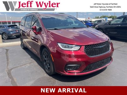 Used 2021 Chrysler Pacifica Limited w/ Uconnect Theater Family Group
