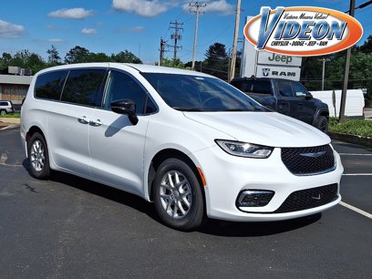 New 2025 Chrysler Pacifica Select