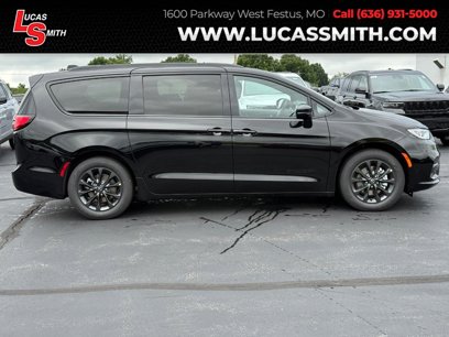 New 2025 Chrysler Pacifica Select