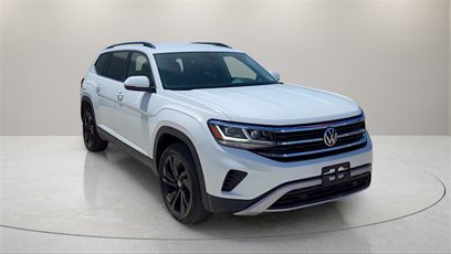 Used 2023 Volkswagen Atlas SE w/ Black Wheel Package
