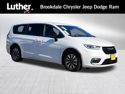 New 2025 Chrysler Pacifica Select w/ Uconnect Theater Family Group