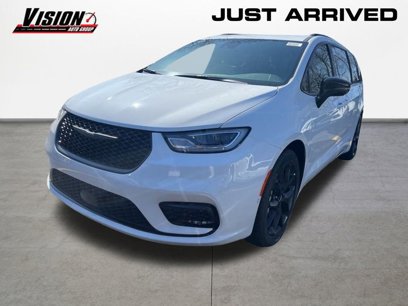 New 2024 Chrysler Pacifica Touring-L w/ Uconnect Theater Family Group