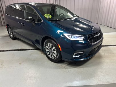 New 2025 Chrysler Pacifica Select