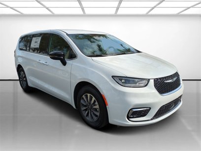 New 2025 Chrysler Pacifica Select