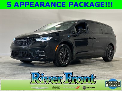 Used 2024 Chrysler Pacifica Select